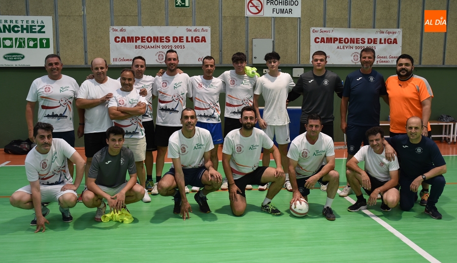 mirobrigaaldia's tweet photo. Los técnicos del @trescolumnascd juegan un partidillo antes de irse de vacaciones https://t.co/aaeUusPYcP https://t.co/sQLVll6Plo