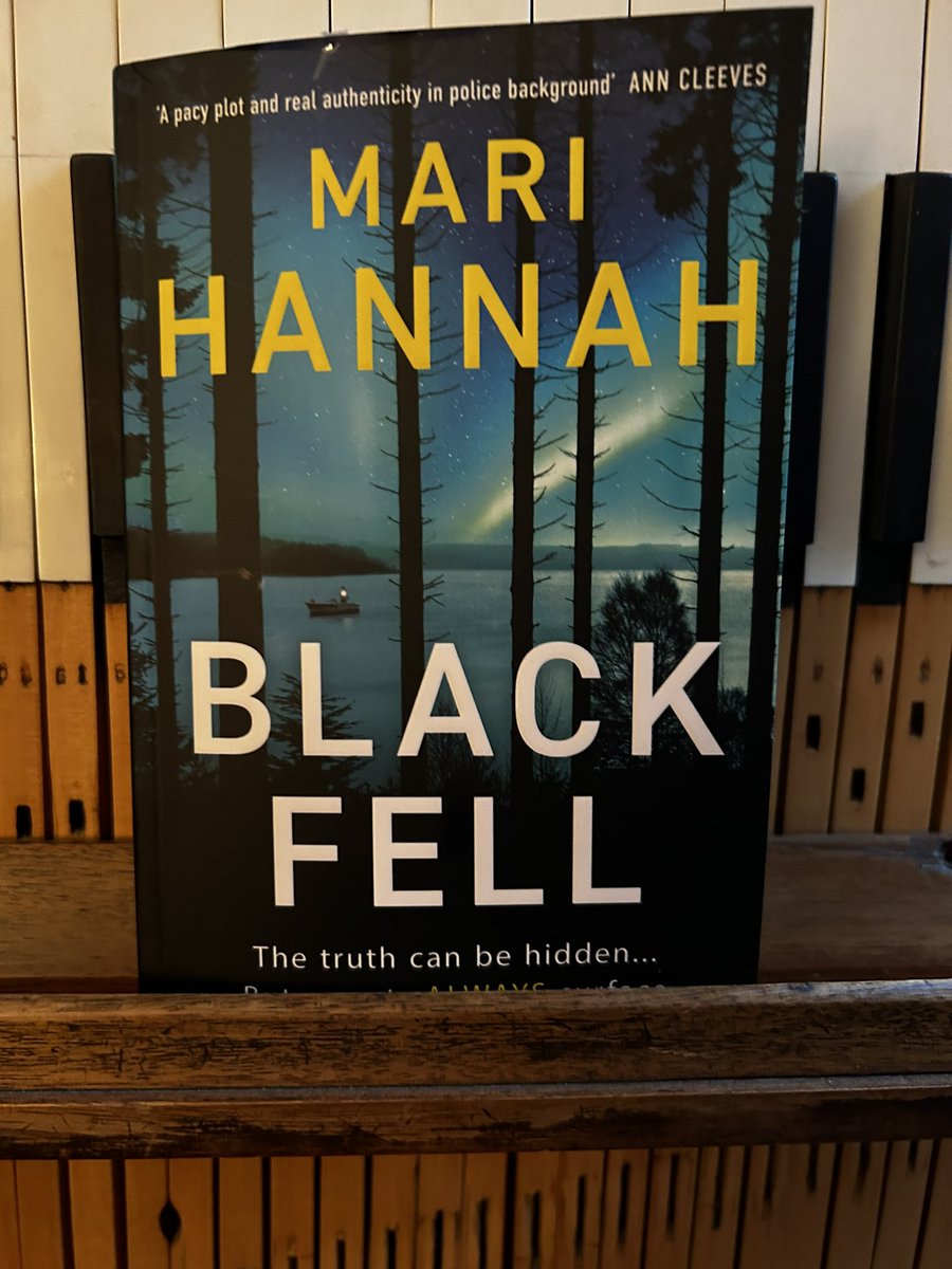 erskine_fiona's tweet photo. Fabulous evening at @drakebookshop with @mariwriter and a rapt audience. Great to finally catch up with  @MilzPixie . #BlackFell https://t.co/ajIRlj3UxN