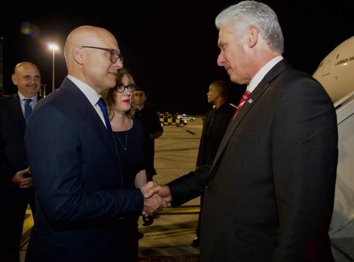 Trás su visita a Italia, el 1er Sec.del CCPCC <a href="/DiazCanelB/">Miguel Díaz-Canel Bermúdez</a> arriba a #Serbia, donde desarrollará un intenso programa este miércoles 21, es recibido en el  aeropuerto Nikola Tesla, de Belgrado, el viceprimer ministro y ministro de Defensa, Miloŝ Vucêviĉ.
#DíazCanelEnSerbia 🇨🇺🇷🇸