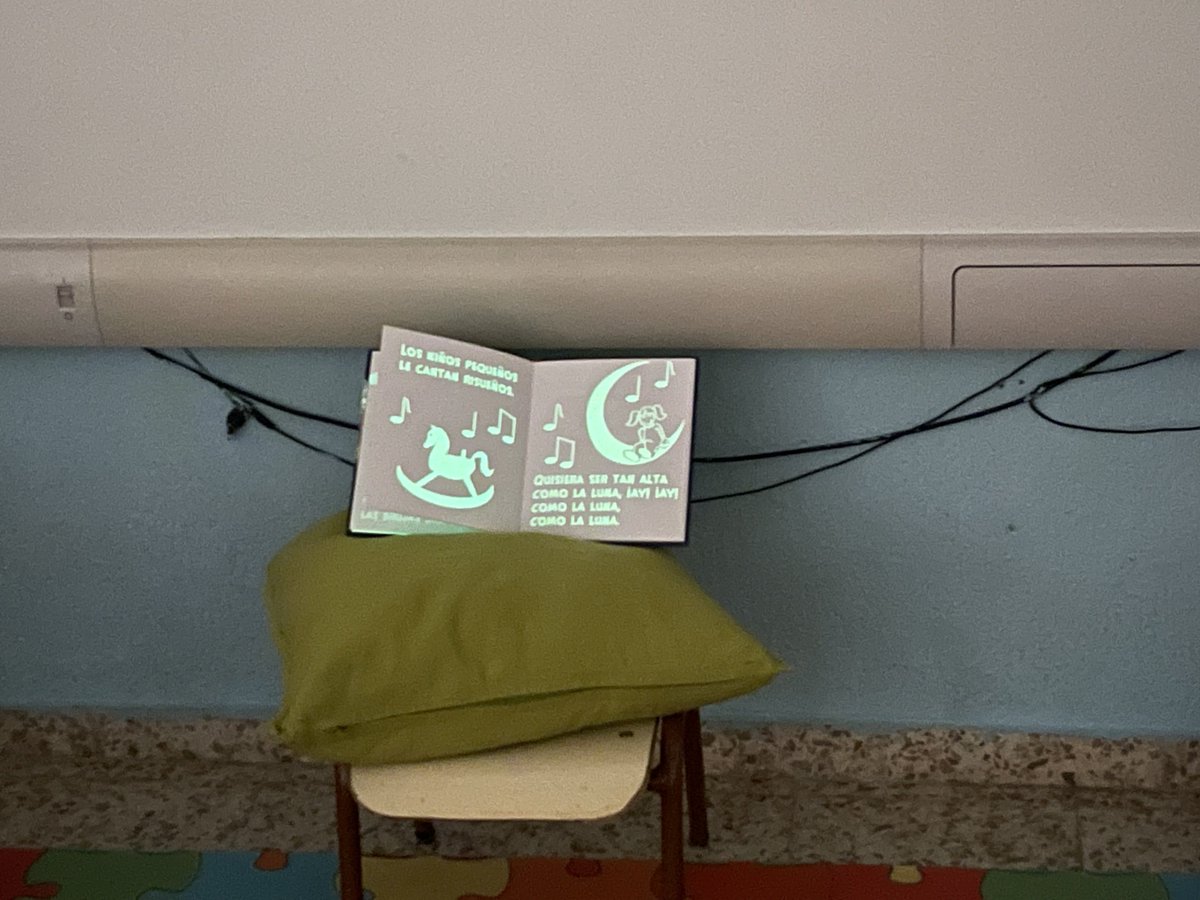 de_infantil's tweet photo. Hoy nuestra clase se ha apagado. Y han cobrado vida los libros mágicos que se encienden en la oscuridad. Los planetas brillantes y la pintura que se ve sin luz. Una experiencia preciosa. https://t.co/tOY7fI69YH