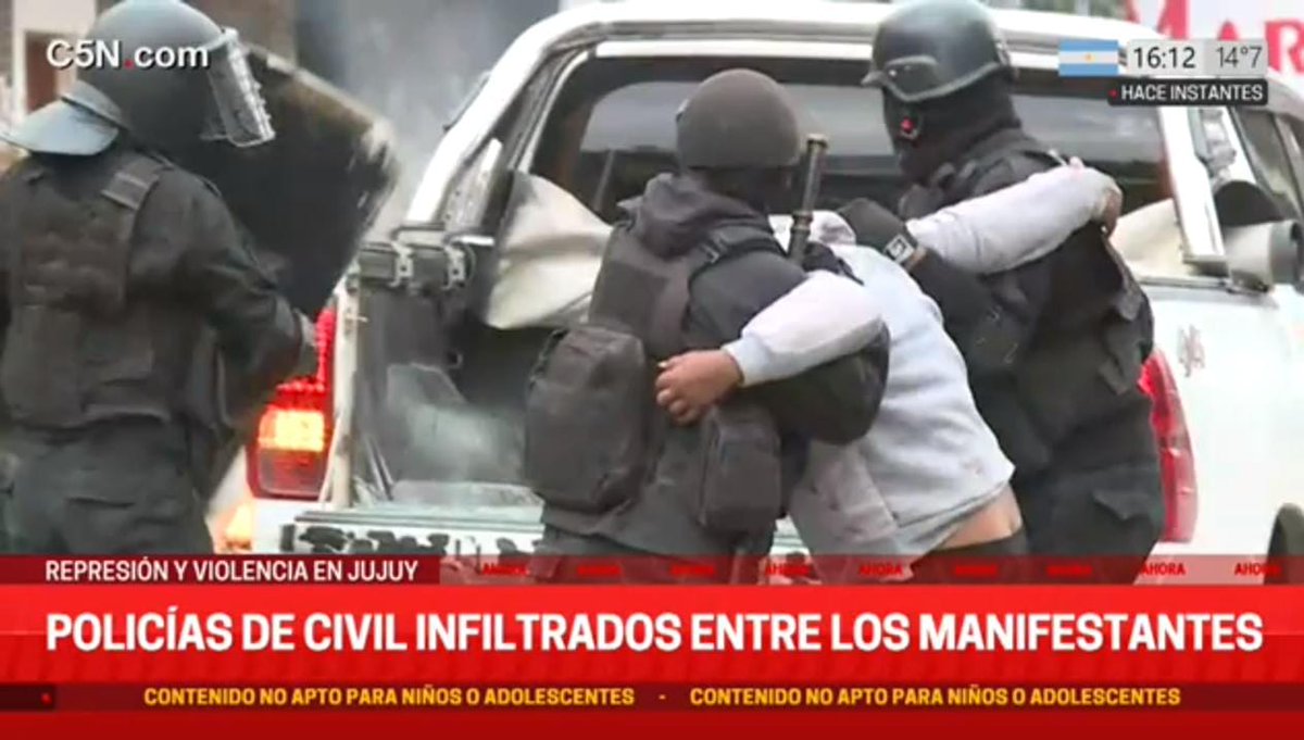 RominaDelPla's tweet photo. Gravisimo: Camionetas sin identificación alguna con policías adentro buscando cazar gente. 
La represión de Morales tiene que terminar #JujuyResiste 
#MoralesRepresor https://t.co/znfEvwsjcD