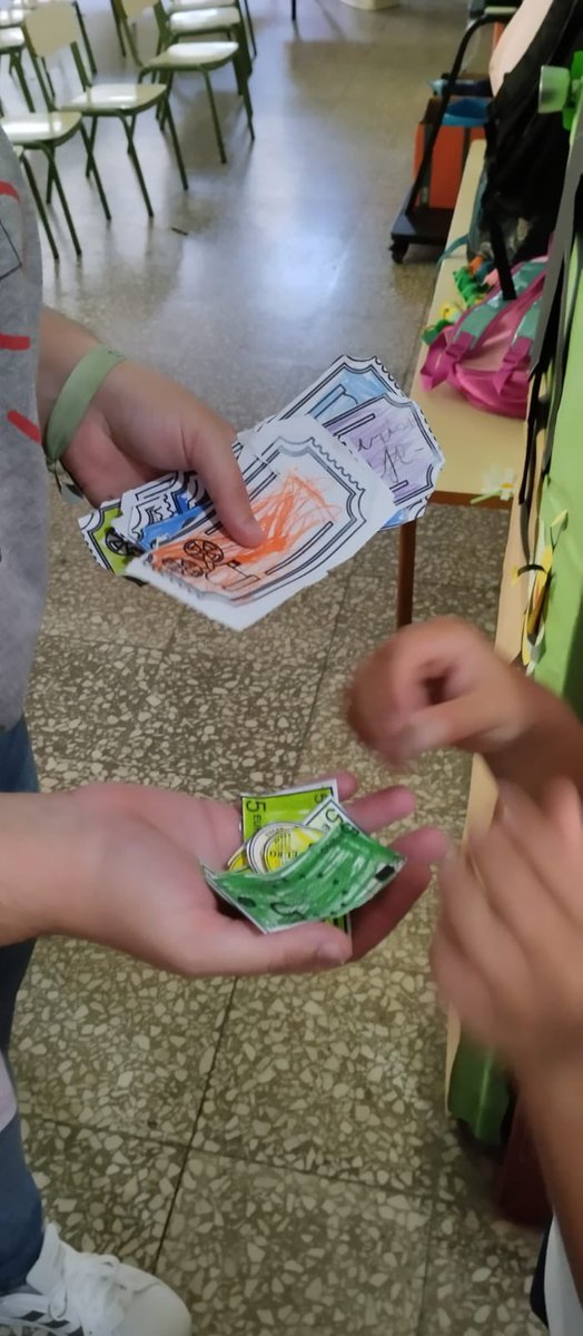 🎦 CINE EN 5 años
Los mayores de infantil han hecho los carteles, han pintado su dinero y su entrada y han hecho sus palomitas llenas de deseos para pasarlo genial. Con entusiasmo,  han puesto sus sillas en orden, y han comprado sus entradas.
#colegiosdiocesanos  #ECOaulaFV