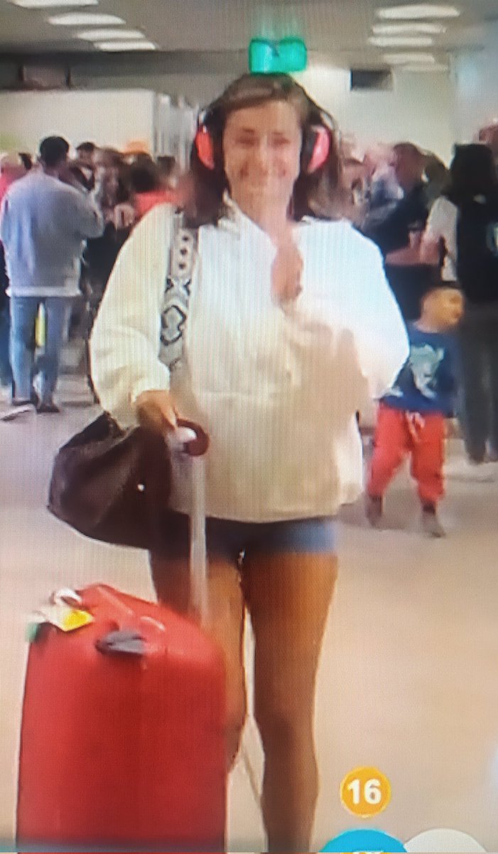 missdelriesgo's tweet photo. Adara llegando a España con los pantalones que se compró antes del concurso
#Supervivientes #TierraDeNadie16 #Adara https://t.co/BtlFbTM545