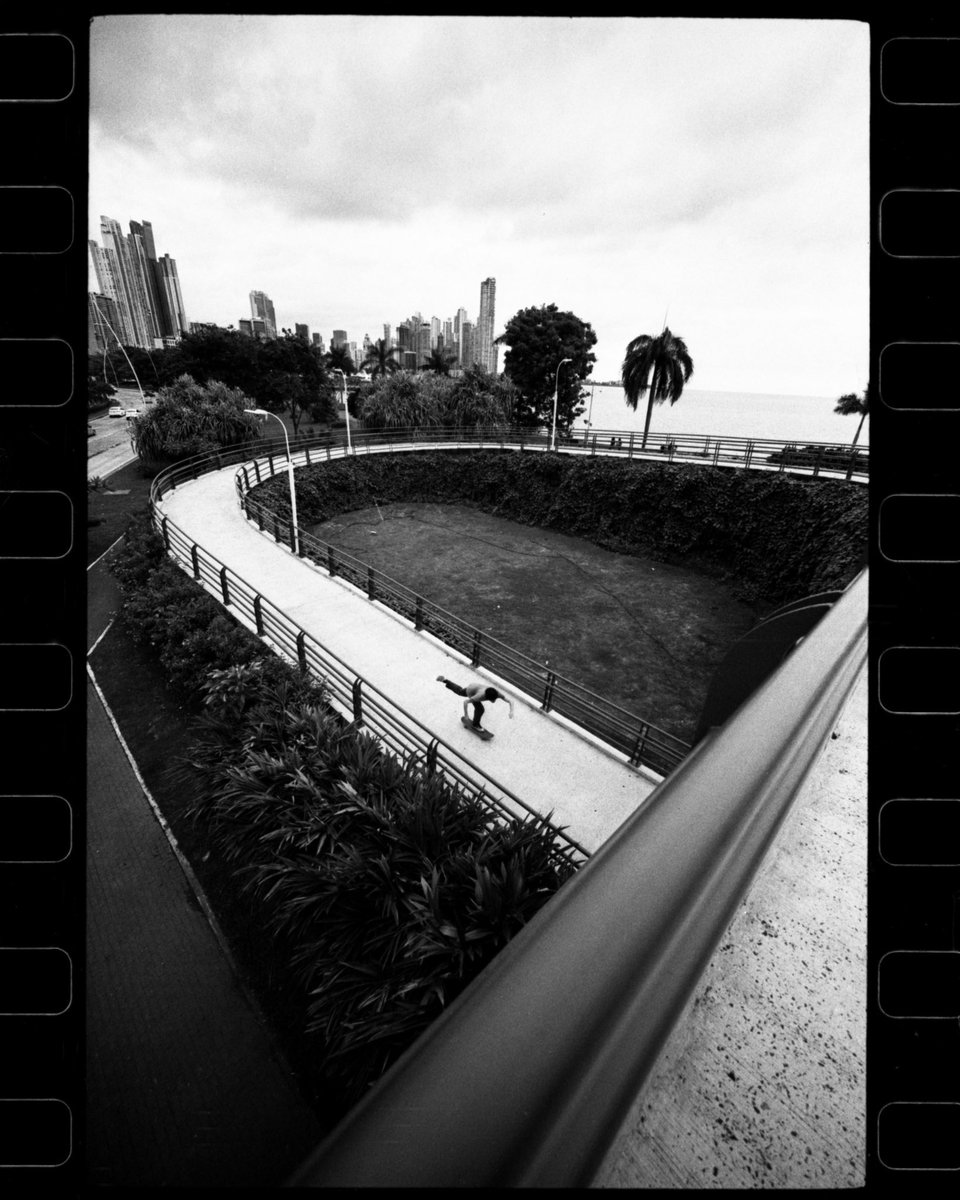 Street cruising the city.
#LeicaM6