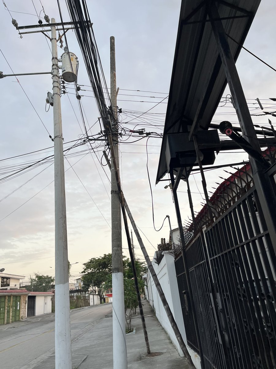 ArmandoAvilesG's tweet photo. Alborada 10ma Atrás de la rotonda, frente al parque triangular, poste a punto de colapsar, deberían mover las conexiones al nuevo poste @ClaroEcua @MovistarEC @XtrimTvcableGye @CNT_EC @NetlifeEcuador https://t.co/vKHohap33T
