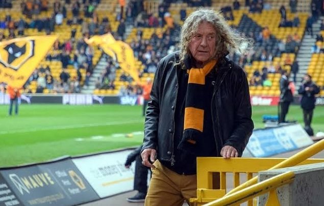 Led Zeppelin grubunun vokali Robert Plant'i, Rock müziğe ilgisi olan çoğu insan bilir

Ben, kendisinin müzik dışında barındırdığı farklı bir özelliğini anlatmak istiyorum:

Plant, 2009 yılında Wolwerhampton Kulübüne başkan yardımcısı olacak kadar fanatik bir Wolves taraftarıdır⤵