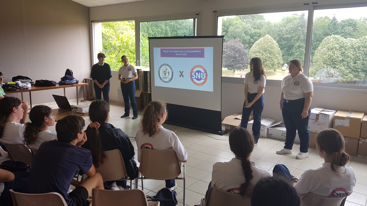 Nos cadets Ela, Emma, Alysson et Alicia ont présenté, à leurs camarades du SNU, les travaux réalisés au cours de leur mission d'intérêt général au sein de la gendarmerie : une appli et un clip de prévention qui seront prochainement présentés aux autorités locales. A suivre...