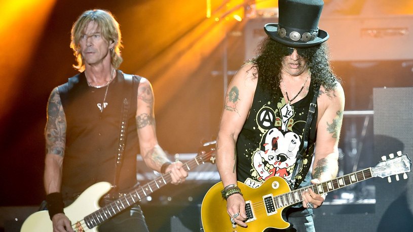 MyFavBassist's tweet photo. RnFnR! #Slash @Slash #DUFF @DuffMcKagan #DuffMcKagan #stage #music #power 💛🧡💛 #BadObsession from Madrid:  https://t.co/psXtQ1BJ1J https://t.co/3cPfLUjMLJ