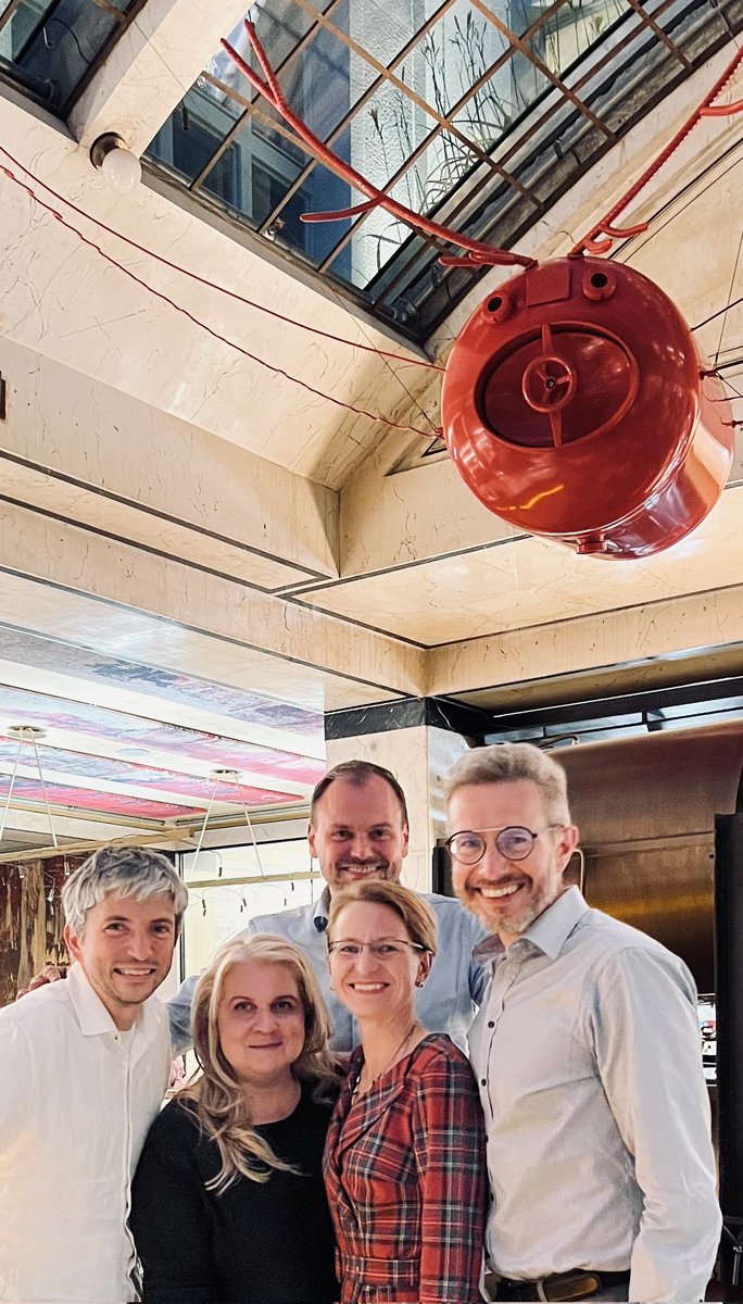 U piva dnes řešíme právo.

<a href="/havlova_adela/">Adela Havlová</a>, <a href="/hana_gawlas/">Hana Gawlasova</a>, <a href="/OndrejTrubac/">OndrejTrubac</a>, <a href="/PetrBza2/">Petr Bříza</a> a <a href="/RNeruda/">Robert Neruda 🇨🇿</a> se potkali u #ČervenýJelen.

#Rozumnepravo #pravo #zakon