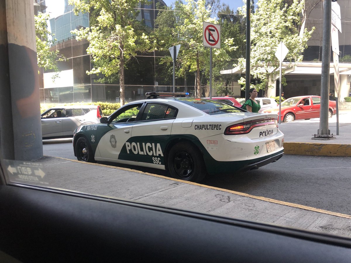 MacloSilva's tweet photo. ⁦@SSPCMexico⁩ si no ayuda no estorbe. Estacionado en lateral de periférico dejando solo un carril  terrible la policía en Cdmx https://t.co/vT5gcVIoMR