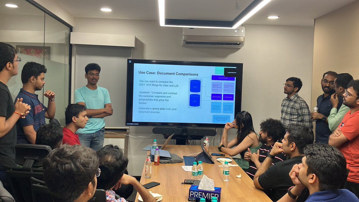 Amazing talk on @llama_index by @ravithejads at @scaletogether today. Thanks to @jerryjliu0 for such an amazing library.