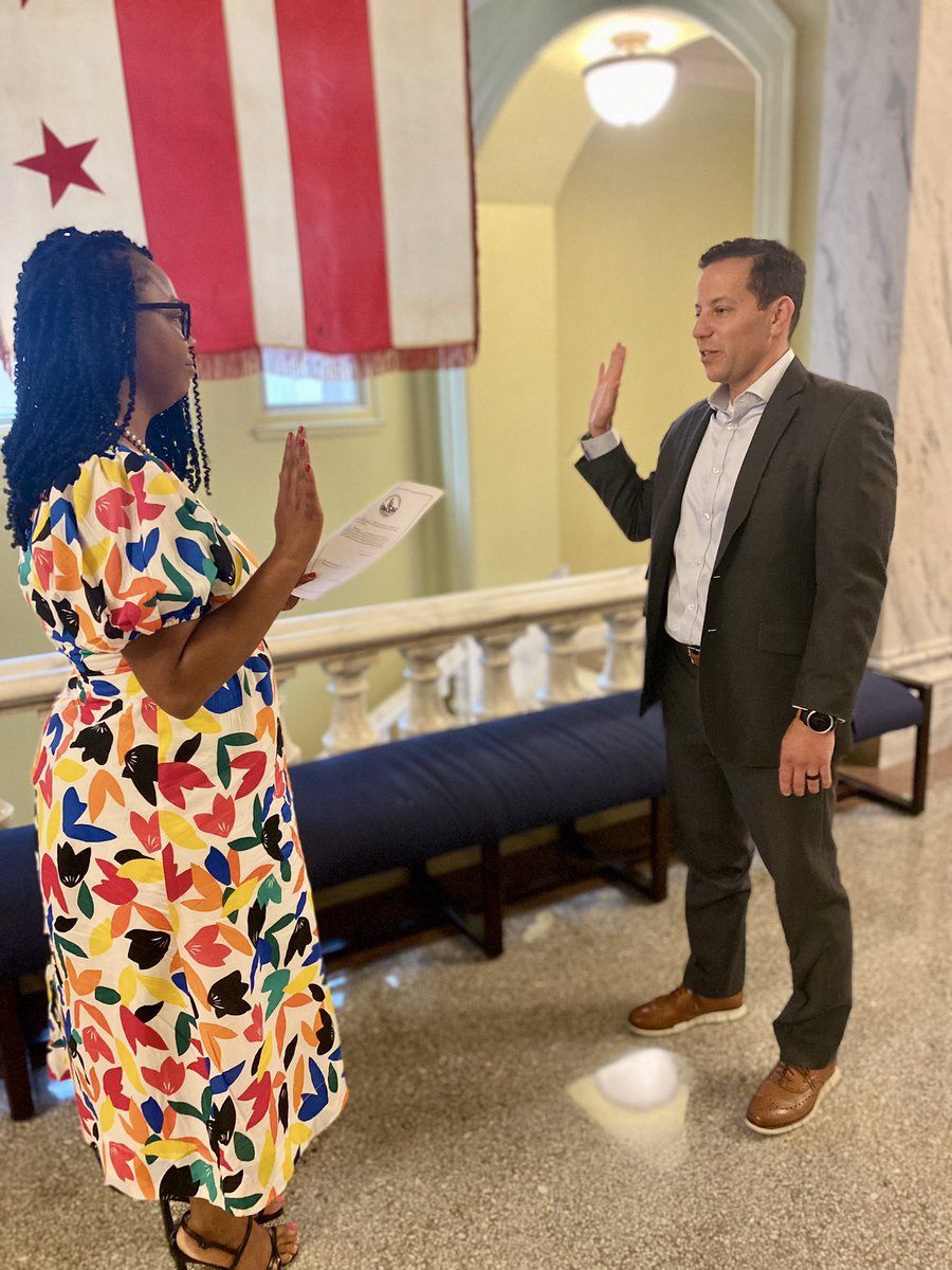 CMLewisGeorgeW4's tweet photo. Congratulations to our new 4C07 Commissioner Eric Heller (@ericforanc4c07). Sworn in and ready to serve #Petworth! ✔️ https://t.co/Hw5nbgUCTk