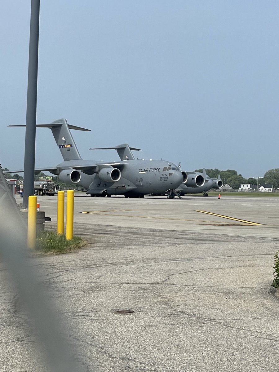 #NEW: These C-17s at the Buffalo Airport are being used in the mission to find the missing Titanic tourist submersible. One of the aircrafts is carrying a search submersible capable of diving 6,000m. It’s made by Pelagic Research Services out of East Aurora. ⁦@news4buffalo⁩