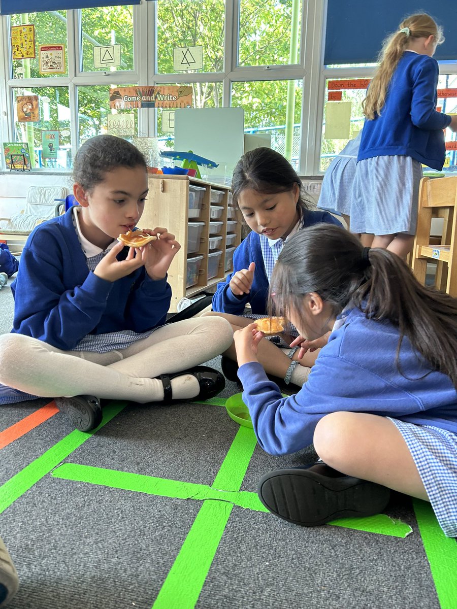 AlderclassEYFS2's tweet photo. In All Around the World club tonight we looked at the country Canada 🇨🇦 
We tried one of the country’s most famous foods … pancakes with maple syrup! 🥞 https://t.co/cKIuEVCJhL