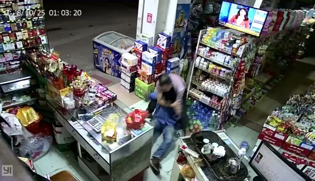 FilmedFights's tweet photo. bud thought he was slick 😭 (robbery) https://t.co/wges9nucWS