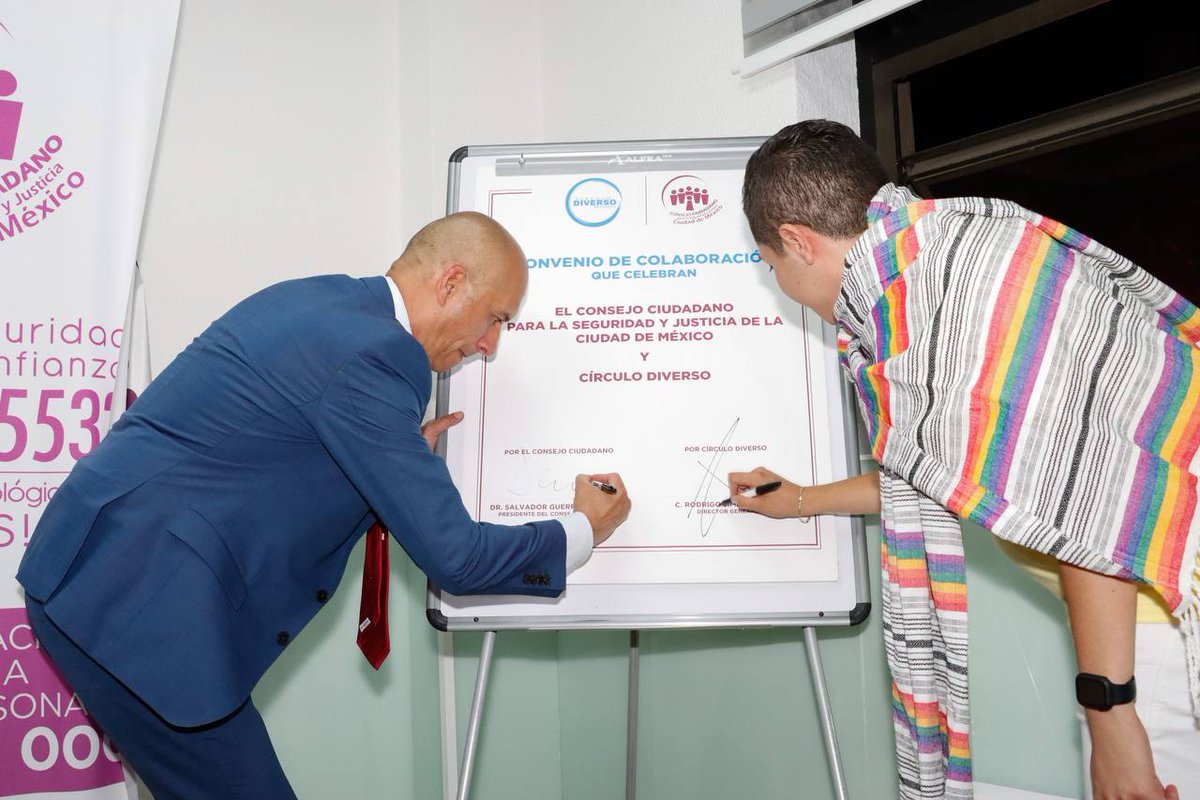 elconsejomx's tweet photo. Nuestro pdte. @guerrerochipres, firmó un convenio de colaboración con @RodrigoArceJ, fundador de @circulolgbt, cuya finalidad es sumar esfuerzos para visibilizar las necesidades de la comunidad #LGBTTTIQ+ y acercar los servicios de ambas organizaciones 🏳️‍🌈🏳️‍⚧️ https://t.co/F1rHMcYo4v