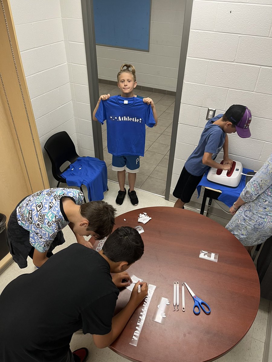 Graphic design in action at @OLFMilton with <a href="/HCDSBPathways/">HCDSB Pathways</a> @MrsPaulaWalker #PositiveWords
