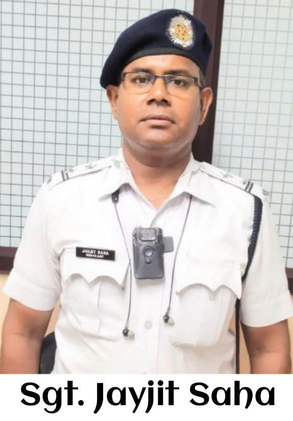 KolkataPolice's tweet photo. Timely Intervention!

Today, Sgt Jayjit Saha, was out on a round, he saw a man stabbing a lady near a pond. He rushed to the spot &amp; rescued her &amp; successfully nabbed that man. The assailant was arrested by #SurveyParkPS. The lady was rushed to a nearby hospital by SI Kaushik Roy. https://t.co/jyKgOokHgS