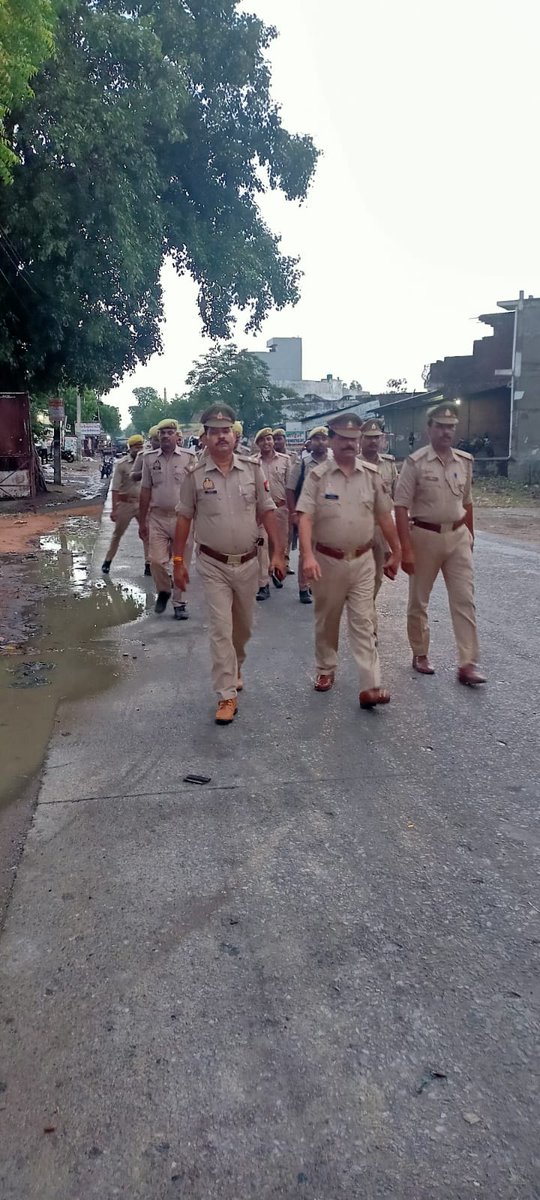 santkabirnagpol's tweet photo. पुलिस अधीक्षक @santkabirnagpol के निर्देशन में आमजन में सुरक्षा तथा विश्वास की भावना उत्पन्न करनेके दृष्टिगत @psdudhara द्वारा थानाक्षेत्र  में सार्वजनिक स्थानों पर #Footpatrolling कर सुरक्षा के प्रति आश्वस्त किया गया तथा संदिग्ध वस्तुओं एवं व्यक्तियों की चेकिंग की गयी। https://t.co/7MNDgFPhPT