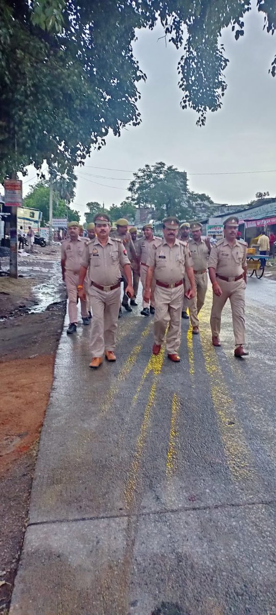 santkabirnagpol's tweet photo. पुलिस अधीक्षक @santkabirnagpol के निर्देशन में आमजन में सुरक्षा तथा विश्वास की भावना उत्पन्न करनेके दृष्टिगत @psdudhara द्वारा थानाक्षेत्र  में सार्वजनिक स्थानों पर #Footpatrolling कर सुरक्षा के प्रति आश्वस्त किया गया तथा संदिग्ध वस्तुओं एवं व्यक्तियों की चेकिंग की गयी। https://t.co/7MNDgFPhPT