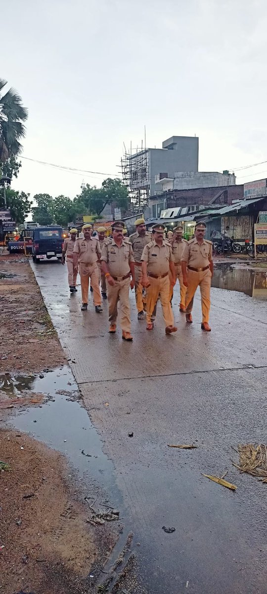 santkabirnagpol's tweet photo. पुलिस अधीक्षक @santkabirnagpol के निर्देशन में आमजन में सुरक्षा तथा विश्वास की भावना उत्पन्न करनेके दृष्टिगत @psdudhara द्वारा थानाक्षेत्र  में सार्वजनिक स्थानों पर #Footpatrolling कर सुरक्षा के प्रति आश्वस्त किया गया तथा संदिग्ध वस्तुओं एवं व्यक्तियों की चेकिंग की गयी। https://t.co/7MNDgFPhPT
