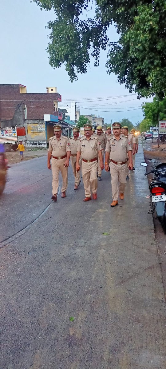 santkabirnagpol's tweet photo. पुलिस अधीक्षक @santkabirnagpol के निर्देशन में आमजन में सुरक्षा तथा विश्वास की भावना उत्पन्न करनेके दृष्टिगत @psdudhara द्वारा थानाक्षेत्र  में सार्वजनिक स्थानों पर #Footpatrolling कर सुरक्षा के प्रति आश्वस्त किया गया तथा संदिग्ध वस्तुओं एवं व्यक्तियों की चेकिंग की गयी। https://t.co/7MNDgFPhPT