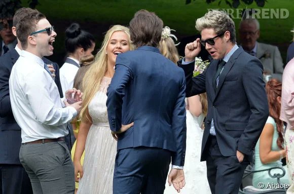 @Habitsantidote Only Louis' ass is real, this pic is sadly photoshopped, i'm too lazy to search the OG pic on my phone but it was at this moment and yeah no H 🥺. I'm sure inside they must have been glued to each other but not outside, also i struggle to recognize Lottie 🙈