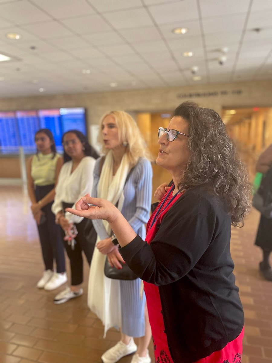 DC_Courts's tweet photo. #DCCourt’s first Pro Bono Manager, Jodi Feldman is now speaking to our many visitors about the importance of this work, and what they can expect today ahead of group tours. #AccessToJustice https://t.co/xmodePQEVX