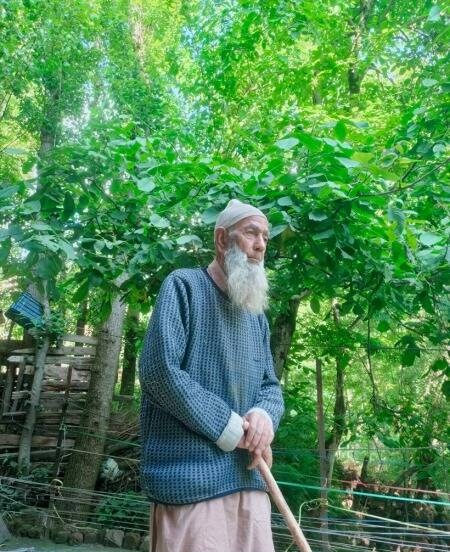 RahulSeeker's tweet photo. 🌴 Ghulam Rasool Wani 

His orchard was rented by 14 Rashtriya Rifles in 2001 &amp; the Walnut, poplars &amp; Willows trees were cut without his permission.
Their timber was used 2 make Army bunkers, claimed Wani.

After denial to compensation, Wani finally approachd court in 2018. 🌴1/4 https://t.co/wP2mNyU7Zz