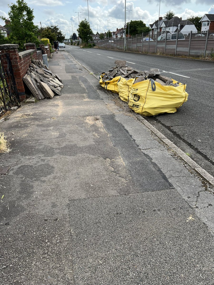 fstop2012's tweet photo. Not much health &amp; safety going on here, accident waiting to happen. Might need looking into on Narborough road south slip road. @BlabyDC https://t.co/vj3tNTu73K