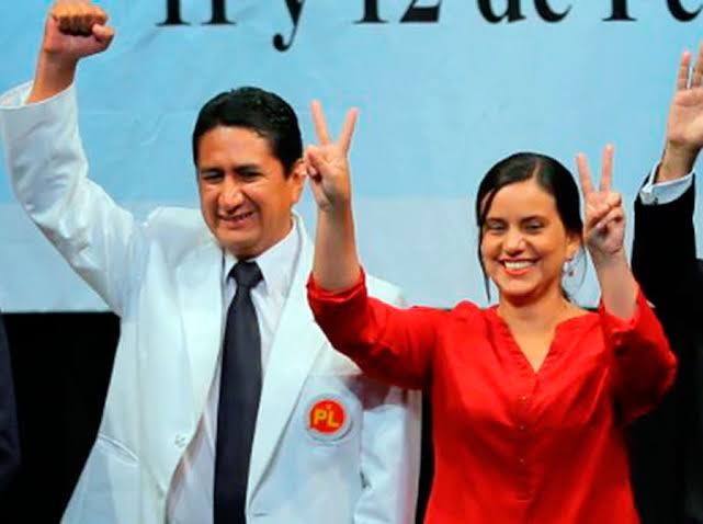 Ronaldjara_'s tweet photo. @sigridbazan Bien calladita que andabas cuando Bladi y tú jefa la Terronika colocaba a sus ministros .... Que hasta supimos por Bladi que habían pedido 5 ministerios para seguir apoyando al delincuente de Castillo .... Callate mejor! Que tú y tu gente no tiene credibilidad alguna... https://t.co/EjLJ4LcSm3