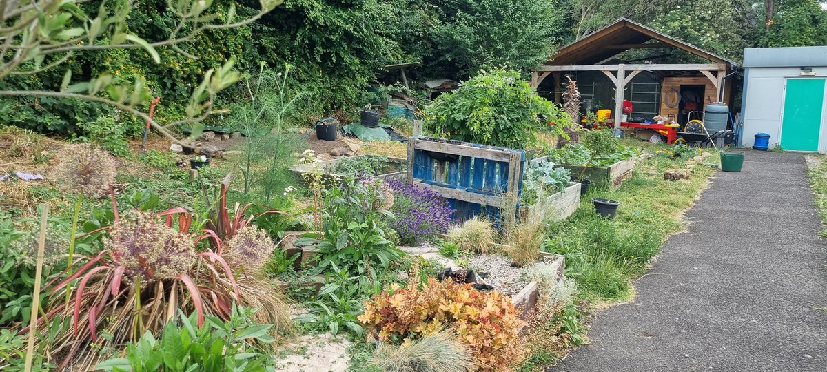 Pleased to visit <a href="/CoppermillSch/">Coppermill School</a> and <a href="/highamhillhub/">Higham Hill Hub</a> today in #WalthamForest. Two fantastic projects engaging and educating their community on green spaces. #ourspaceaward Supported by <a href="/TidewayLondon/">Tideway</a> <a href="/GroundworkLON/">Groundwork London</a>