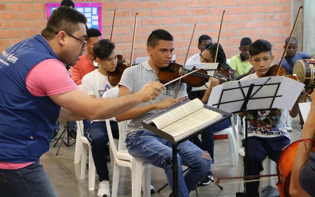 SomosPacificoTC's tweet photo. Sé parte de #ClubDeAmigos 
Tu contribución nos permitirá seguir brindado oportunidades, formación artística, tecnológica, psicosocial, generación de ingresos y más, para mejorar la calidad de vida de muchas personas del oriente de Cali. 🫶🧡👉 https://t.co/pdLboZqy8w https://t.co/2aM5AghTU2