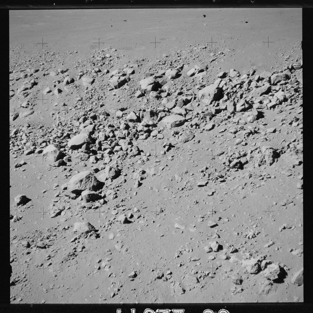 moonshotbot's tweet photo. 🌙🌛🌜
Apollo 15 Hasselblad image from film magazine 89/WW - 500mm EVA-3
🚀🚀🌌
 https://t.co/5gYWav0jT1 https://t.co/SdP8JBvtAO