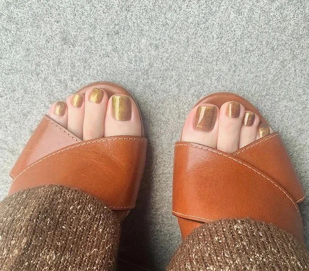 riioe10's tweet photo. 👠👠换个颜色  换个心情~
#feetnails #feetmodels #足模 #足控 #丝袜 #美足 #日常 #feet #feetjob https://t.co/0R5inuW48o