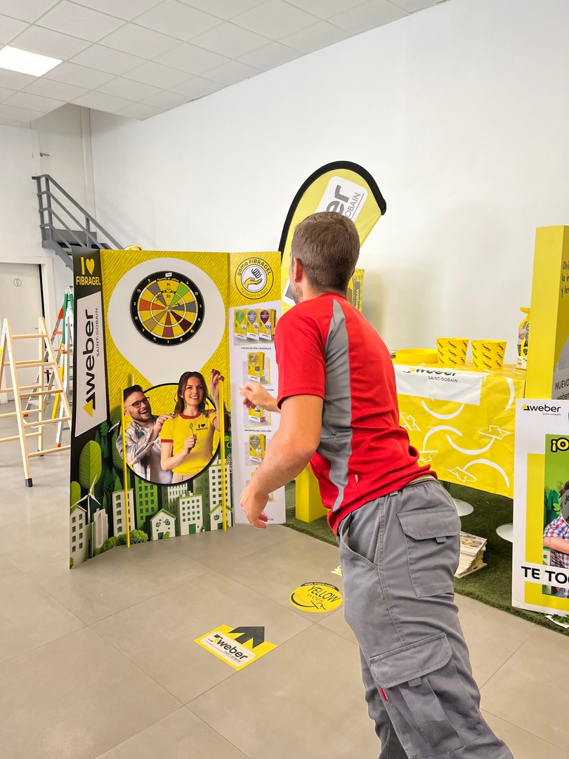 SGweberES's tweet image. La #YellowWeek también llega hasta Caravaca de la Cruz (Murcia) gracias a los amigos de Hormigones Cava y el buen hacer de nuestro compañero Pedro. 

Mucho estilo vemos en ese lanzamiento de dardos... ¡así que seguro que tuvo premio! 🎯🎁

I 💛 FIBRAGEL