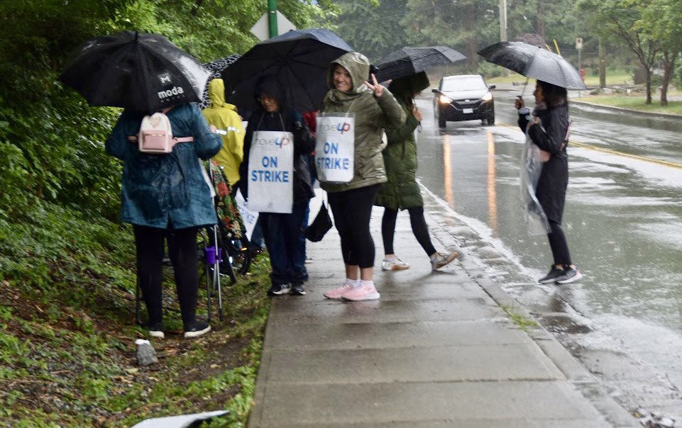 CapUFaculty's tweet photo. Rain or shine, we are on the picket line! 

It is Day 11 of CapU faculty on the the picket line at @CapilanoU in solidarity with our staff colleagues and @MoveUPTogether! 

#Solidarity #bclab @FPSE https://t.co/7F6sHznNpC