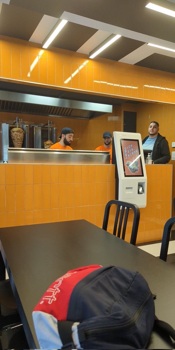 Actuellement dans un grec les 2 patrons ils ressemblent à rebeu deter et yassencore je suis cuit
