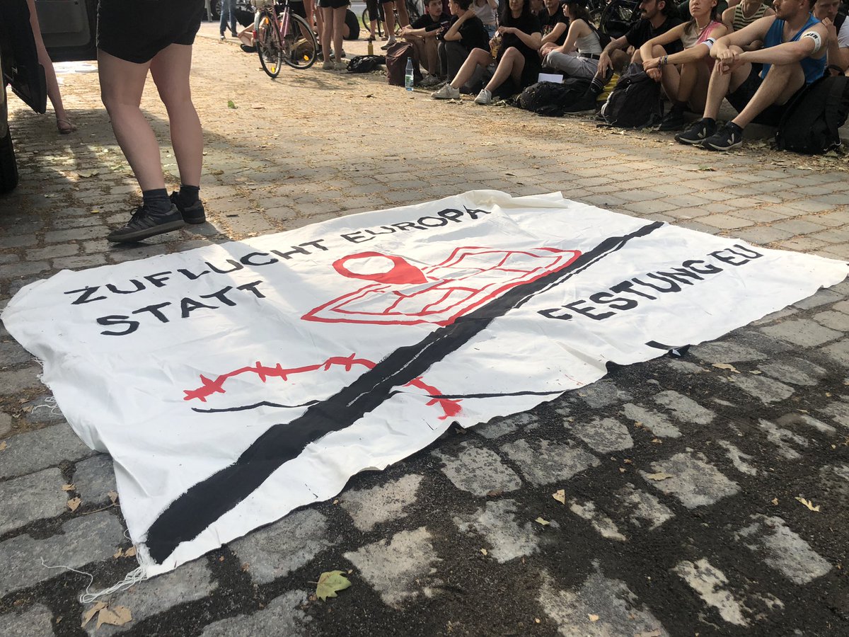 sdsleipzig's tweet photo. Die Demo am Floßplatz hat begonnen und @luna_le leitet die Demo mit einem Redebeitrag zur Abschottung der EU ein. #GEAS #Weltflüchtlingstag #le2006 https://t.co/Hy1Shk5Znp