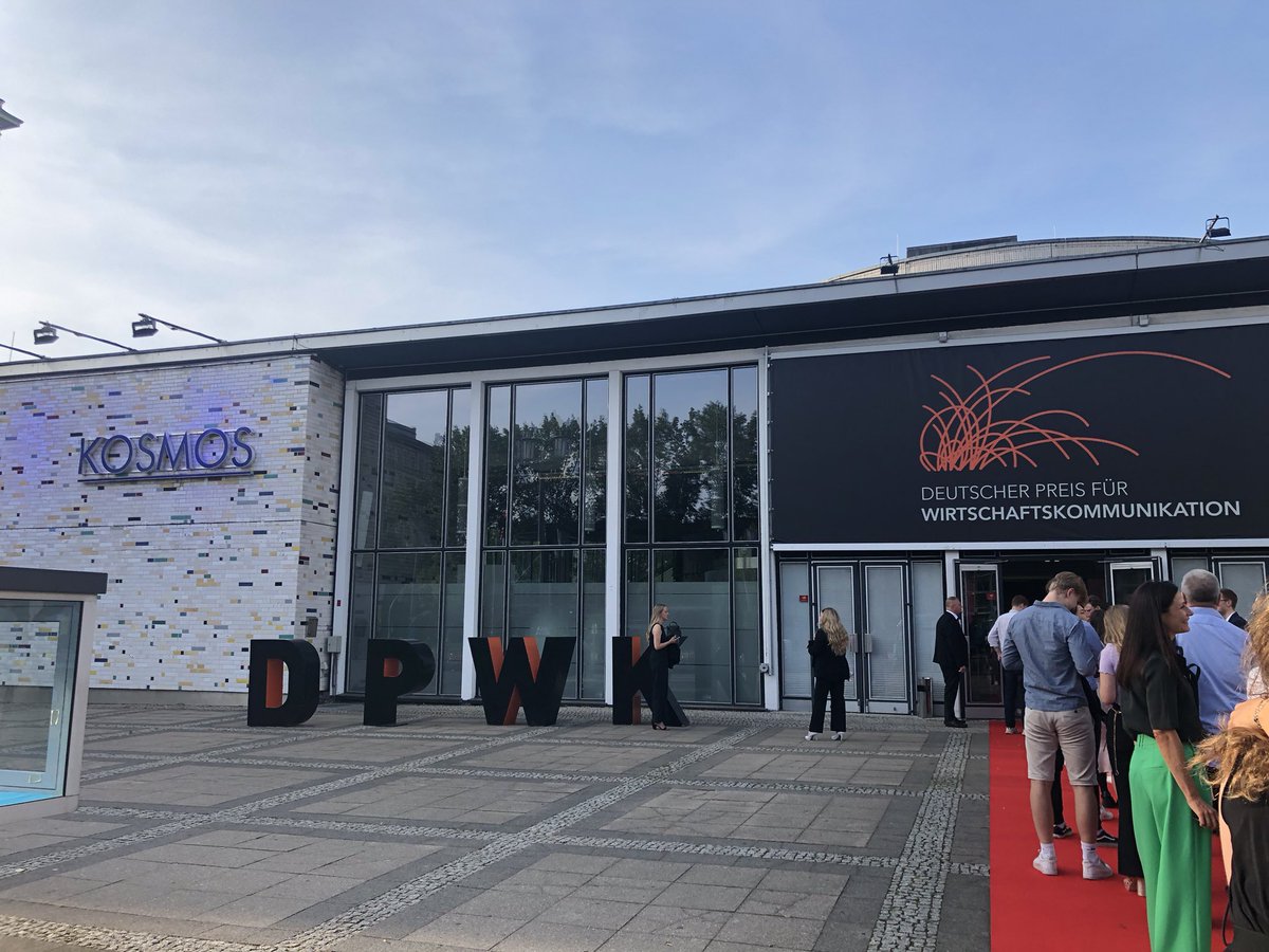 Im #Kosmos Berlin findet heute die Verleihung des Deutschen Preises für #Wirtschaftskommunikation statt - konzipiert von Studierenden der <a href="/htw_berlin/">HTW Berlin</a>. Freue mich und bin gespannt auf die Veranstaltung. Weiß nur noch nicht, unter welchem # zu twittern ist: was sagt <a href="/DPWK/">DPWK</a>? #dpwk