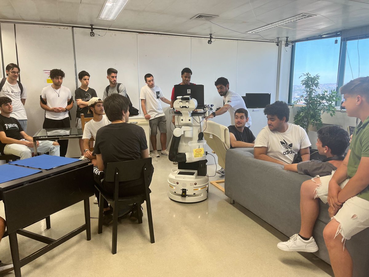ISR_Lisboa's tweet photo. A group of #students, hosted by @deec_ist, visited our lab last Friday, to learn how a #robot can serve us at a restaurant.π¨βπ³#Researcher Rui Bettencourt showed them how the #SocRob #team is training for complex tasks and they even got to order food and drinks themselves.π₯€ https://t.co/2WIgkIRFPG