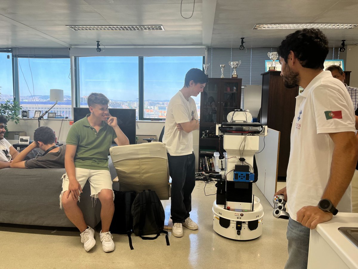 ISR_Lisboa's tweet photo. A group of #students, hosted by @deec_ist, visited our lab last Friday, to learn how a #robot can serve us at a restaurant.π¨βπ³#Researcher Rui Bettencourt showed them how the #SocRob #team is training for complex tasks and they even got to order food and drinks themselves.π₯€ https://t.co/2WIgkIRFPG
