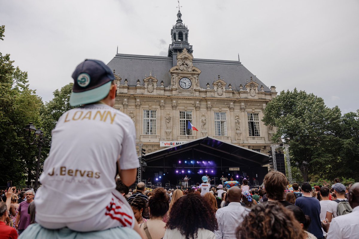 📷 Une magnifique édition 2023 d'Ivry en fête !

Des concerts, des discussions, de la joie et du partage, c'est ça l'esprit d'Ivry en Fête. Je suis fier que notre municipalité ai tenu le pari d'organiser une fête populaire, attrayante, chaleureuse et gratuite pour tou·t·es !