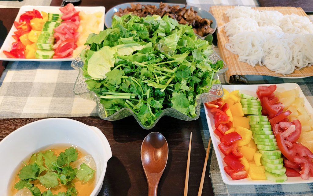 colahomeS2's tweet photo. 콩국수, 분짜, 샐러드, 월남쌈, 묵밥..
여름의 내 생명줄같은 음식들... 비오기 전까지 상추를 많이 먹어둬야지 https://t.co/p88bStHHXw