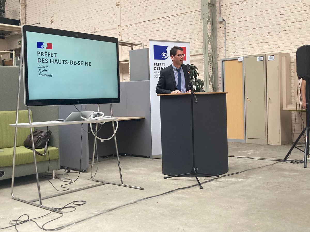 Prefet92's tweet photo. Le sous-préfet Blais à @tricycle_env pr l'action #EconomieCirculaire organisée par les services de l'Etat #Gennevilliers
✅Rendre ses achats➕responsables
✅Limiter le gaspillage des ressources
✅Des opportunités d'insertion par l'emploi
♻️Vers une transition énergétique réussie https://t.co/tPvFgk3E8V