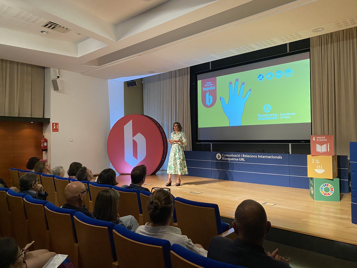 🤩 “Aquests premis tenen molt de sentit perquè us impliquen molt directament a vosaltres, els joves, i perquè ens encoratgen a tots a construir un món millor.” Destaca l'@evaborull, directora de Màrqueting, Comunicació i Admissions de Blanquerna-URL, i presentadora de l'acte.