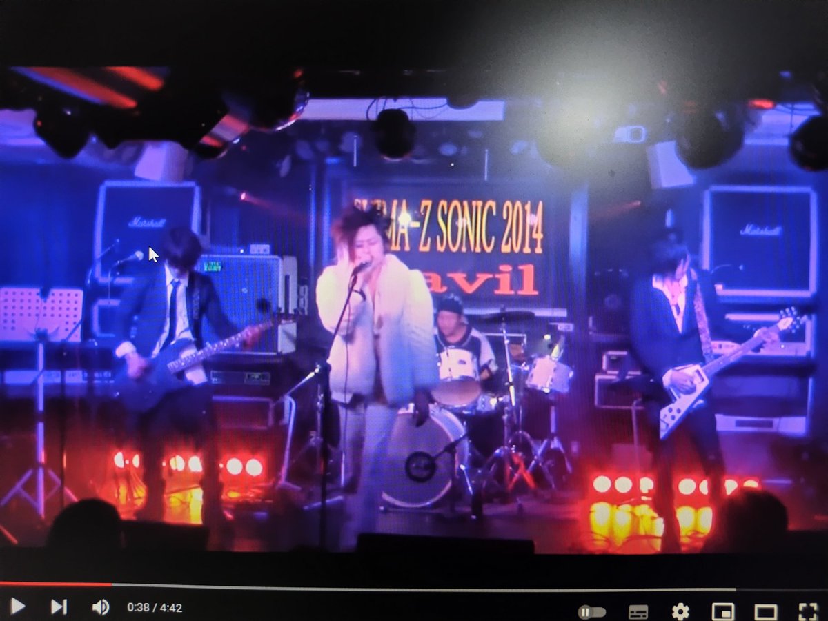 simaratovarius's tweet photo. 突然の訃報。
20年前に仕事で知り合って10年前に「俺の夢に手を貸してくれ」ってキザな台詞とカセットテープを渡された。
バンドを組んでライヴがしたい夢は叶えたよ。アップしたYouTubeがきっかけで憧れの人にも会えたと嬉しそうに話してくれた。数年間の活動だったけど思い出深い。
#redtailcat https://t.co/XPk4IefGsh