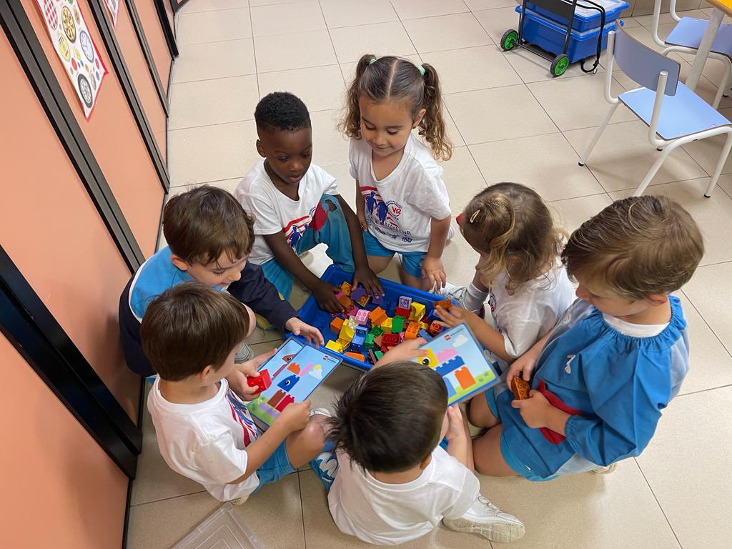 VReinaGijon's tweet image. #infantil con @Robotix_educa en la #semanadeportiva 🤖