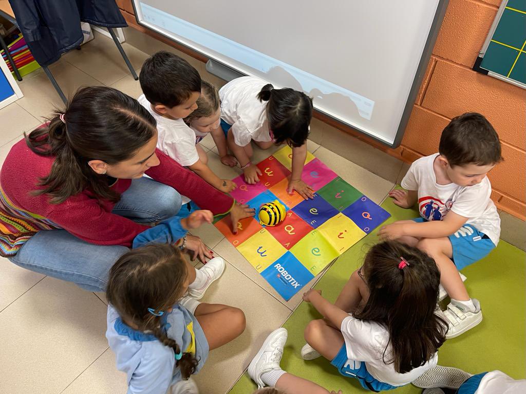 VReinaGijon's tweet image. #infantil con @Robotix_educa en la #semanadeportiva 🤖