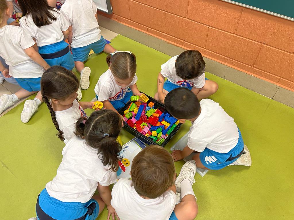 VReinaGijon's tweet image. #infantil con @Robotix_educa en la #semanadeportiva 🤖